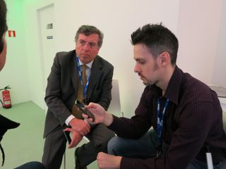 TH's Italy Team Demos Acer CloudMobile (S500)
