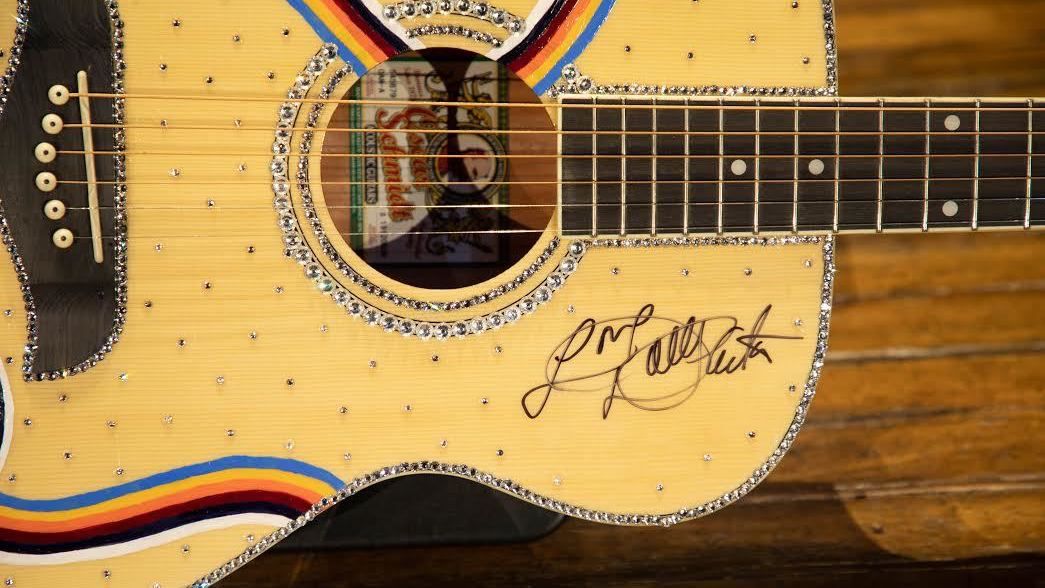 Dolly Parton is auctioning a &quot;9 to 5&quot; Oscar Schmidt guitar