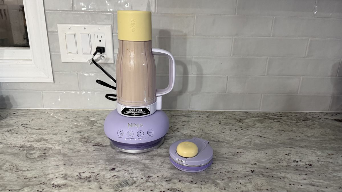 Making a banana smoothie with Ninja BlendBOSS Tumbler Blender