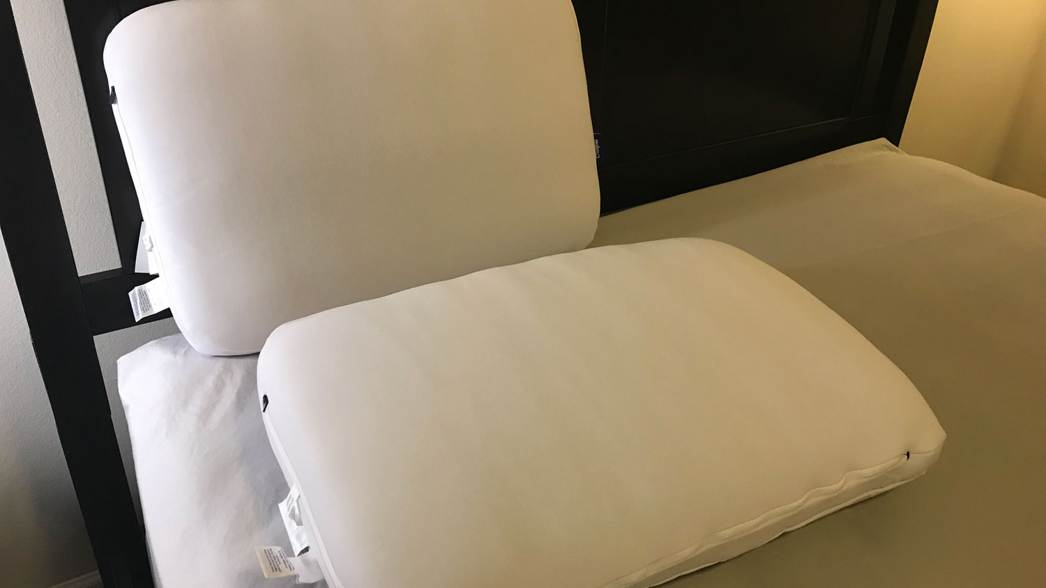 Duas almofadas de espuma Casper com tecnologia Snow em uma cama