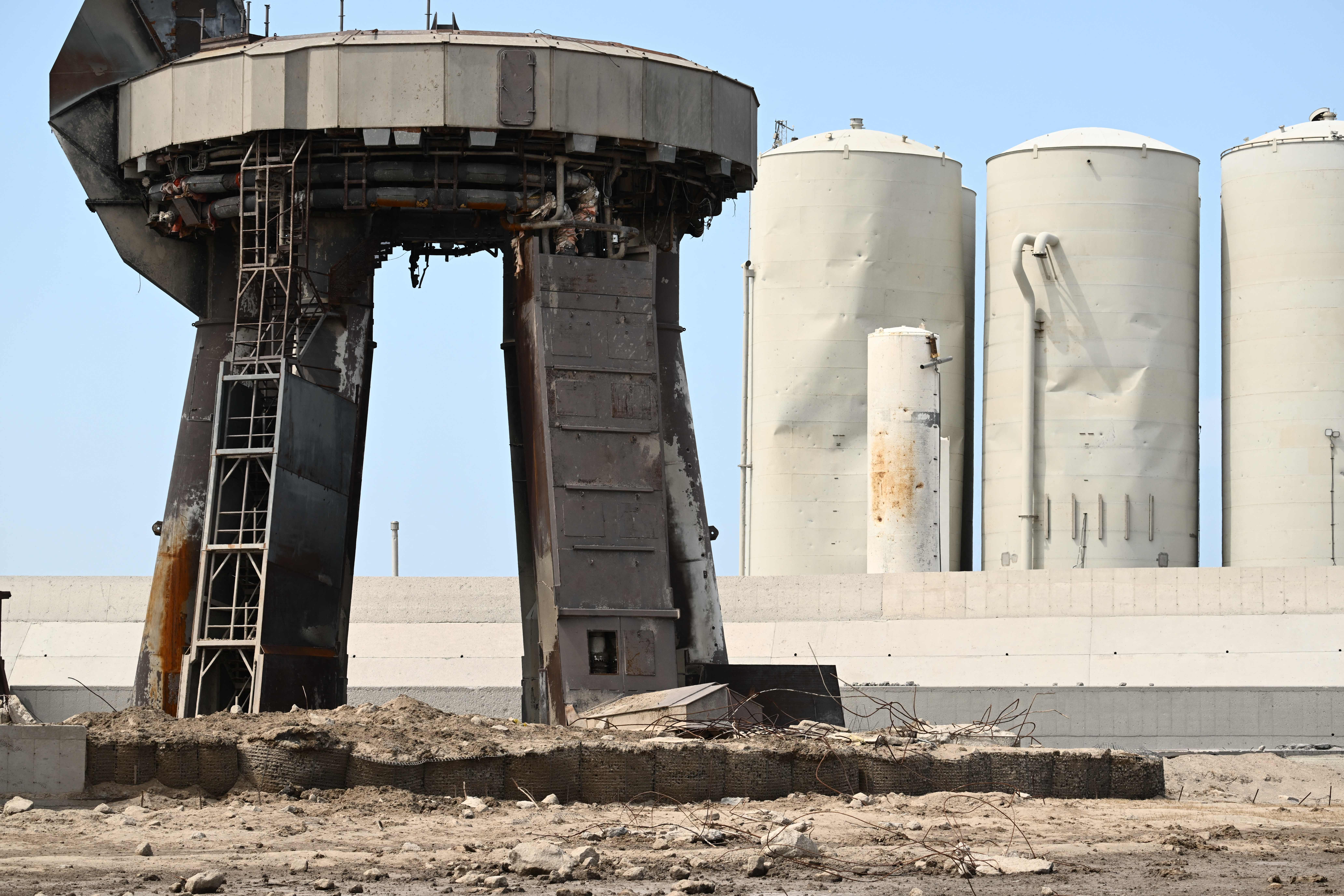 Escombros que rodean la plataforma de lanzamiento de Starship en Boca Chica, Texas.