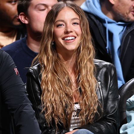 Sydney Sweeney attends a game between the New York Knicks and the Brooklyn Nets on January 21, 2025 at Barclays Center in Brooklyn, New York.