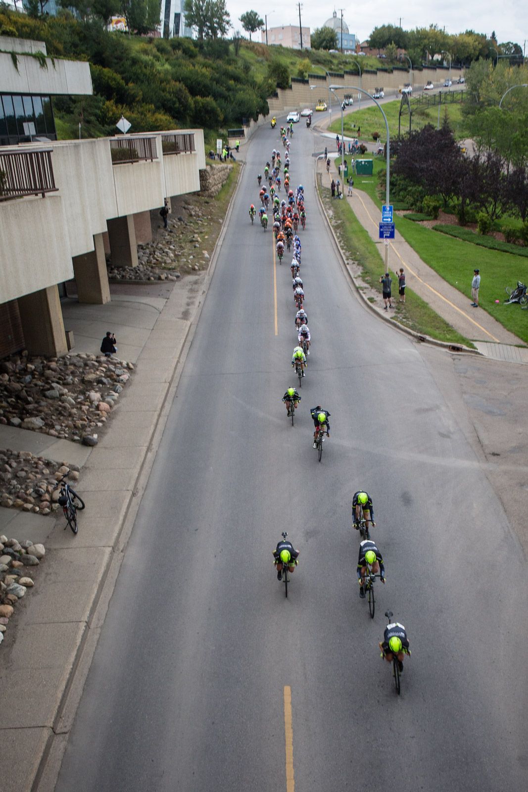 The peloton hits a descent