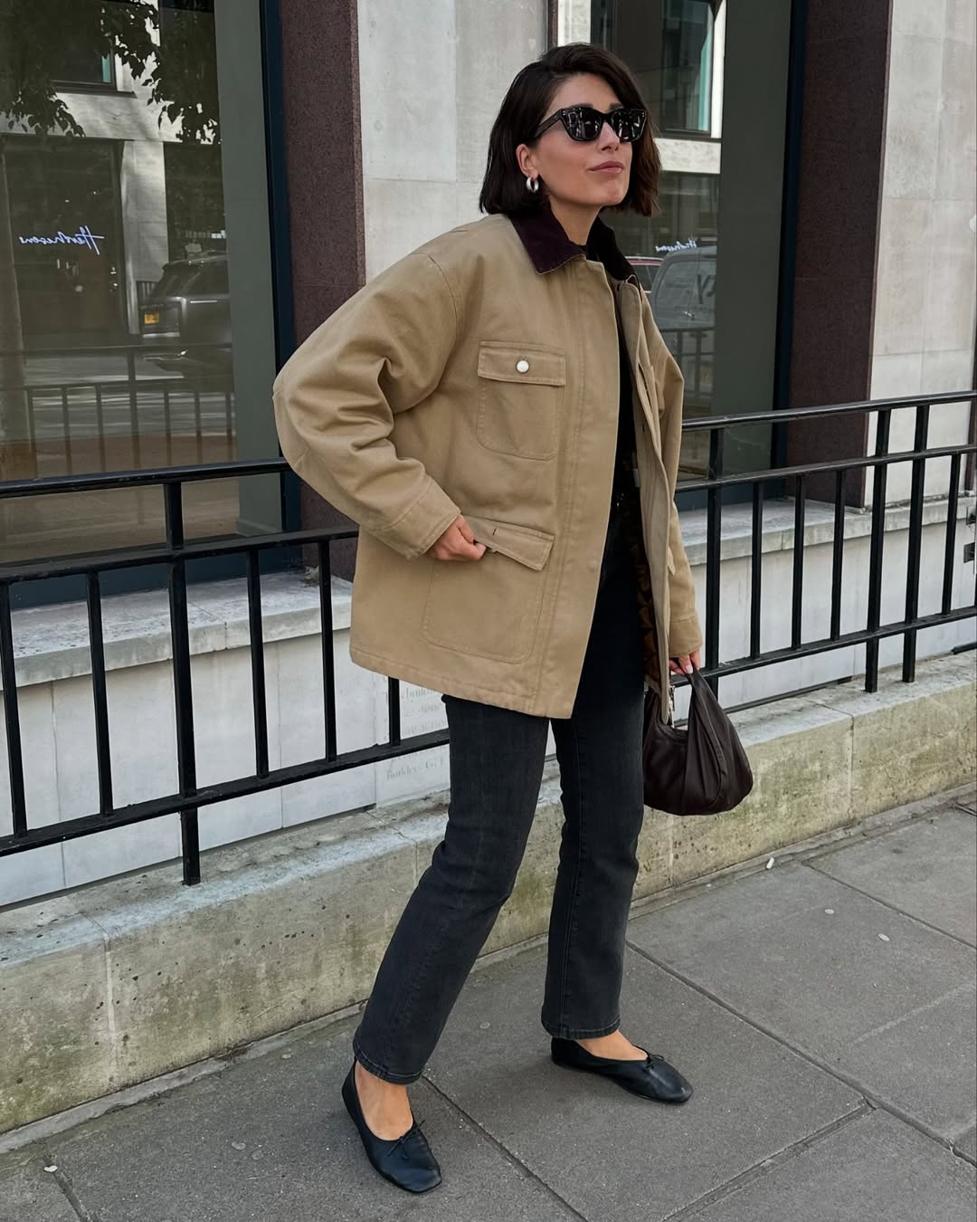 @lucyalston_ wears black jeans, ballet flats and barn jacket