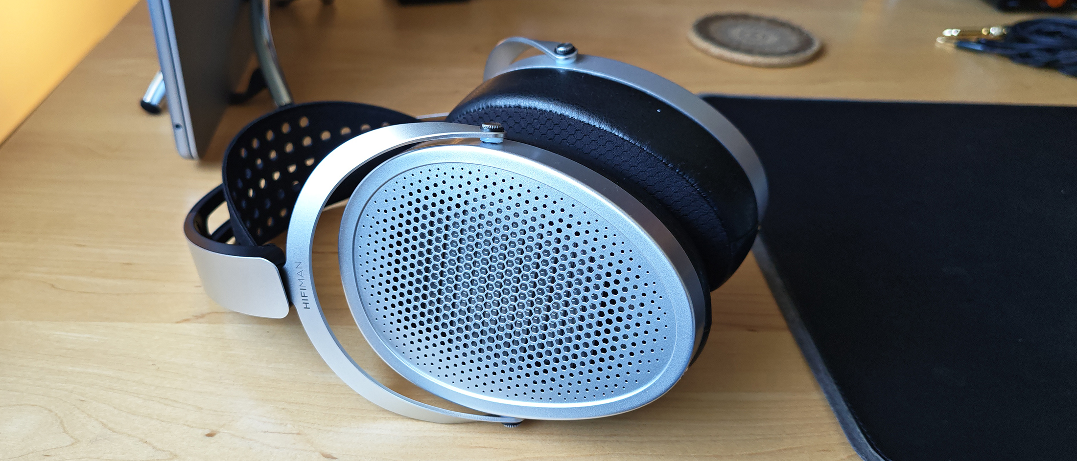 Pictures of HIFIMAN Edition XV headphones. 