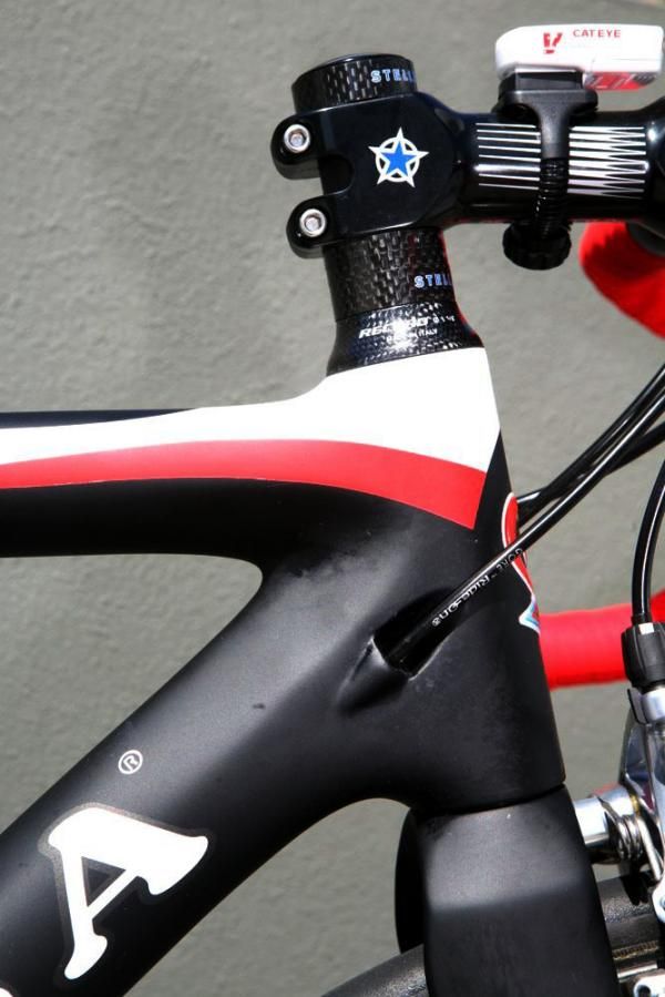 The De Rosa King 3 RS routes cables through the down tube.