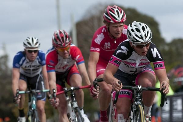 Alexander Ray (Hyster-Total Rush) leads Stuart Shaw (Drapac Porsche), Cameron Peterson (Virgin Blue/RBS Morgans) and Rohan Dennis (Team Jayco Skins) with a thirty second lead over the peloton.