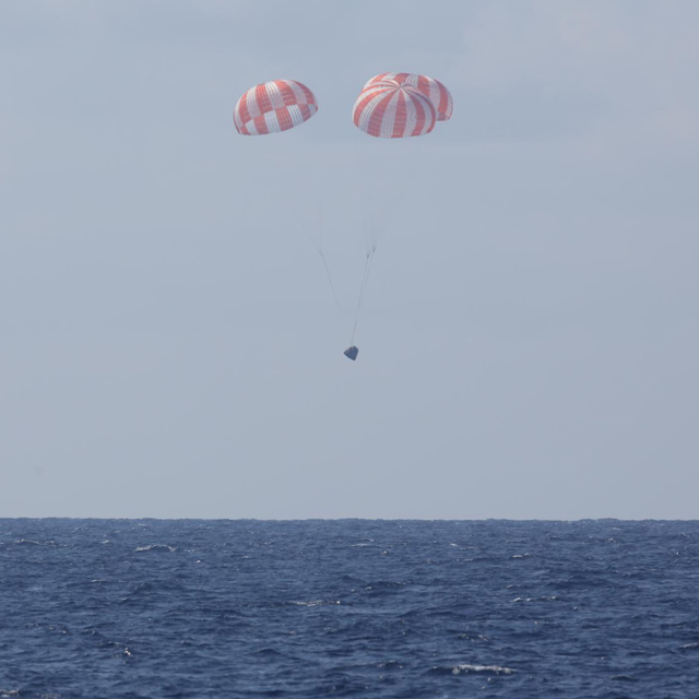 SpaceX&#039;s Dragon Capsule Splashes Down