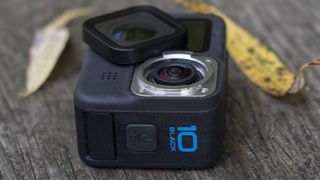 GoPro Hero 10 Black actionkamera på en træbænk