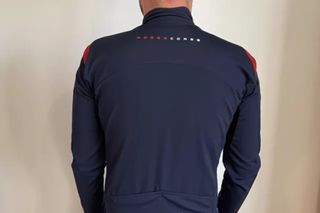 Image shows a rider wearing the Castelli Perfetto ROS long sleeve jacket.