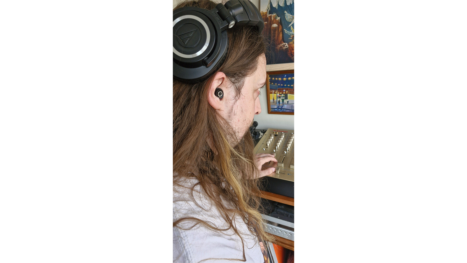 Minuendo Lossless earplugs in a DJ's ear