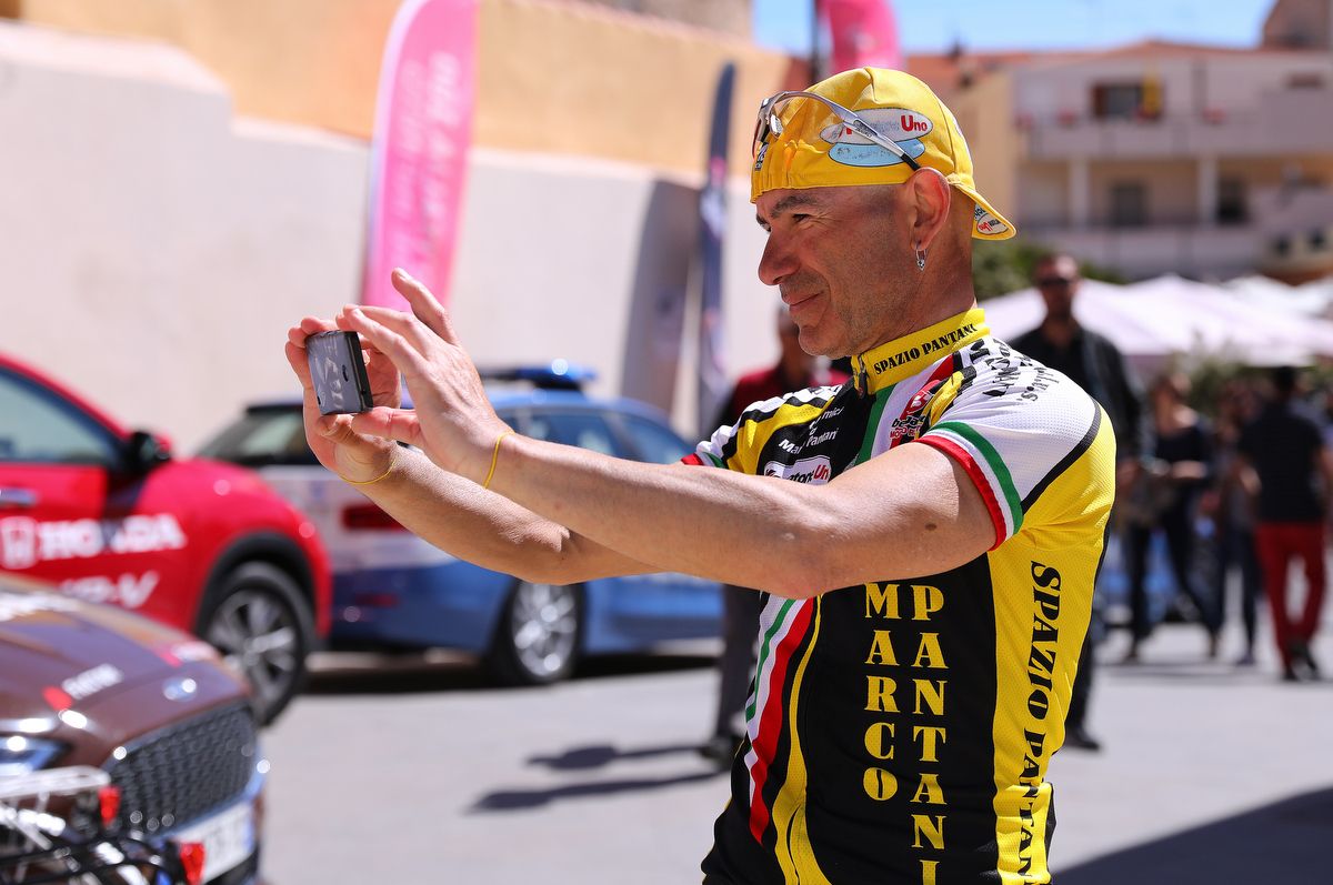 A Marco Pantani fan snaps a pic