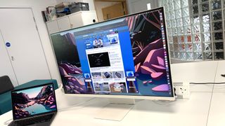 Samsung M8 Smart Monitor på ett skrivbord i en kontorsmiljö