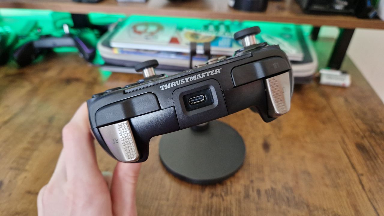 Thrustmaster eSwap X 2's USB-C connection port