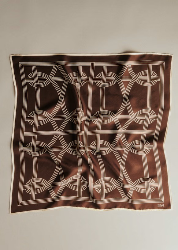 S&amp;eacute;zane, Cl&amp;eacute;o Scarf