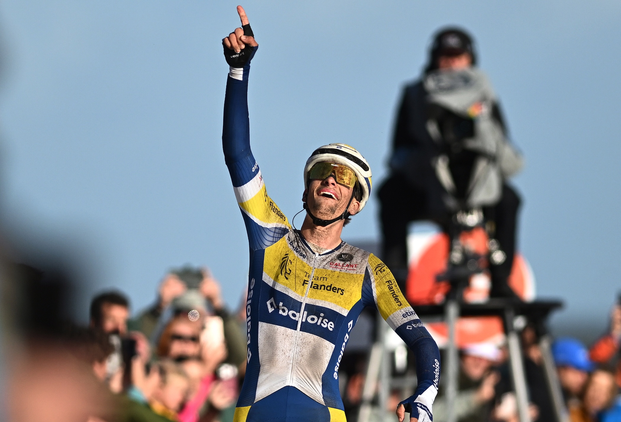 Victor Campenaerts retains leader's jersey as favourites fall short of catching group of five on Col du VAM