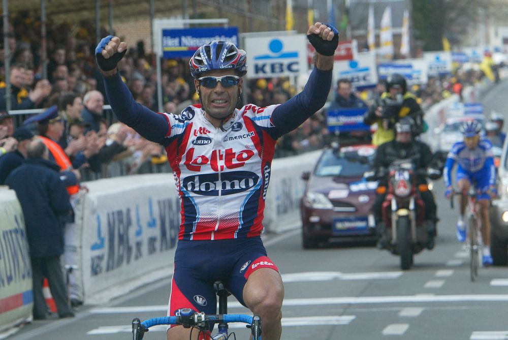 Peter van Petegem (Lotto-DOMO) wins the 2003 race in front of Frank Vandenbroucke (Quick-Step).