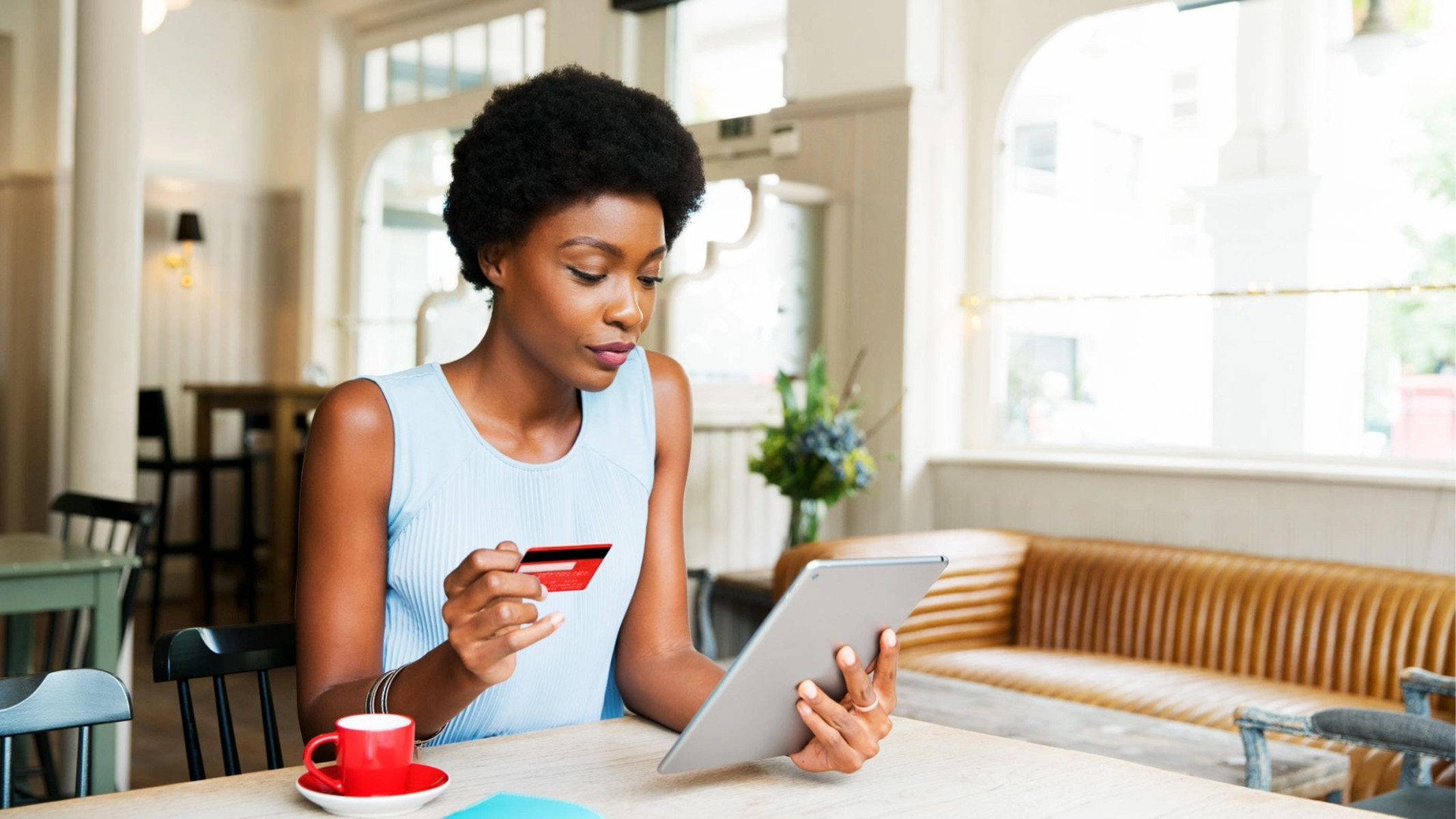 mulher usando um tablet para fazer compras