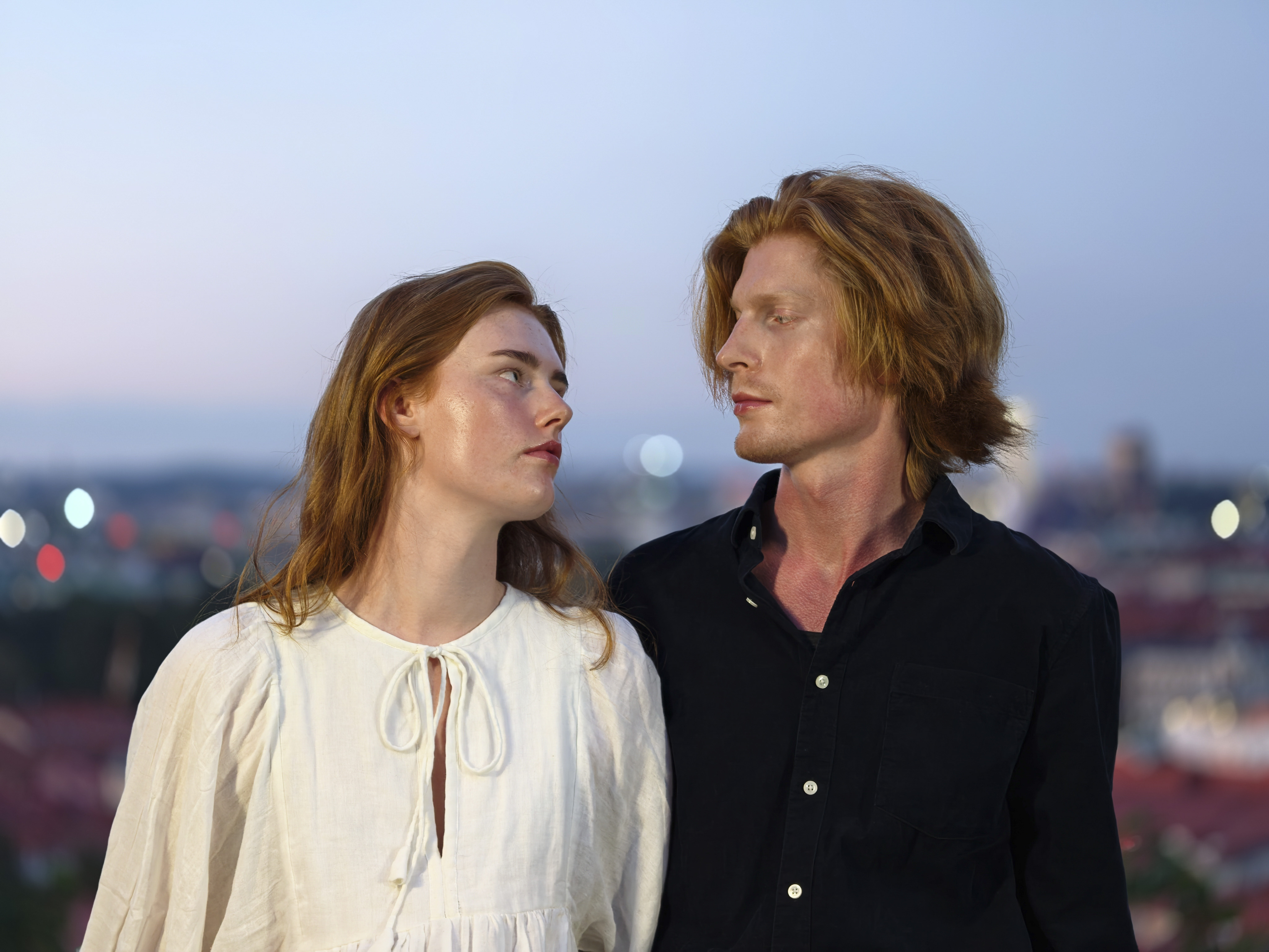 Oppo Find X8 Ultra phone sample image: a couple at last light