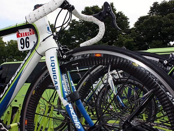 On wet days, Liquigas prefers the more predictable braking behaviour of the aluminum-rimmed Mavic Cosmic Carbone SLR - but not the one consumers can buy.