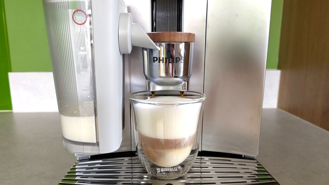 Philips Cafe Aromis Series 8000 coffee maker with freshly made latte macchiato