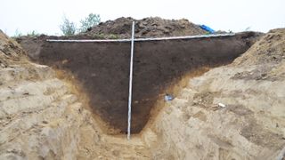 Fort pochodzi z IX i X wieku, kiedy powstało Królestwo Polskie. Otoczony jest glinianą wieżą i fosą, jak pokazano na rysunku.