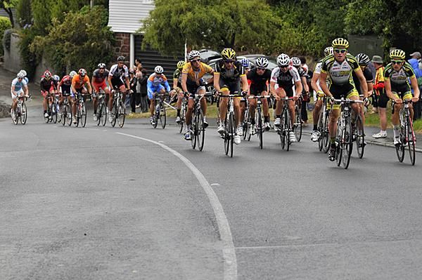 The peloton climbs Dyers Pass Rd.