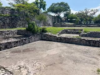 Uma grande cisterna aberta