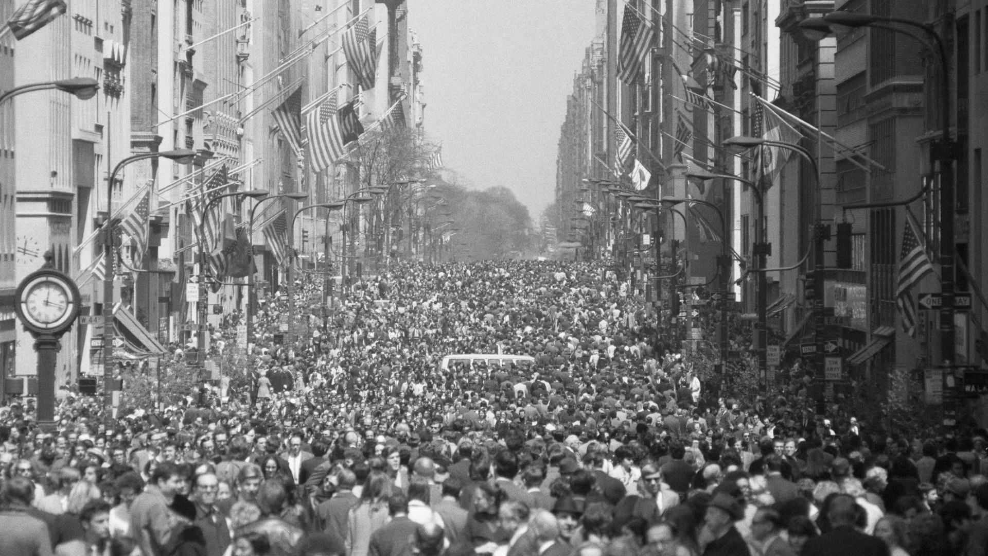 Crowds protesting at Earth Day 1970