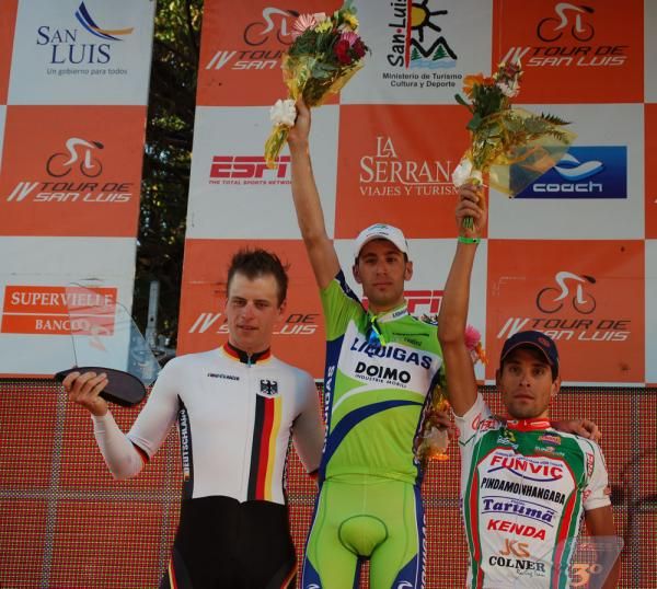 The podium: Robert Bengsch (2nd, Germany), Vincenzo Nibali (1st, Liquigas) and Pedro A. Nicasio (3rd, Funvic-Pindamonhangaba)