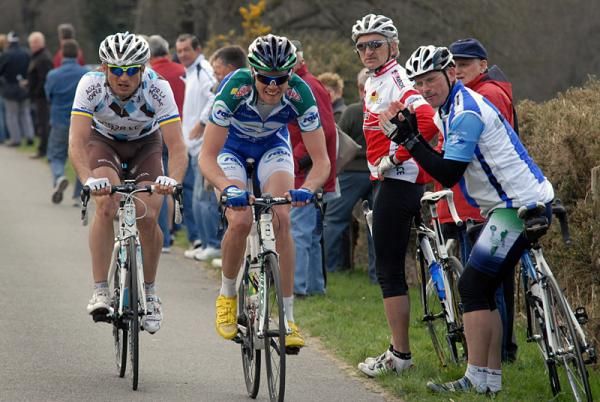 Yannick Talabardon (Saur Sojasun) and Yuriy Krivtsov (Ag2r La Mondiale) in the race lead on the finishing circuits.