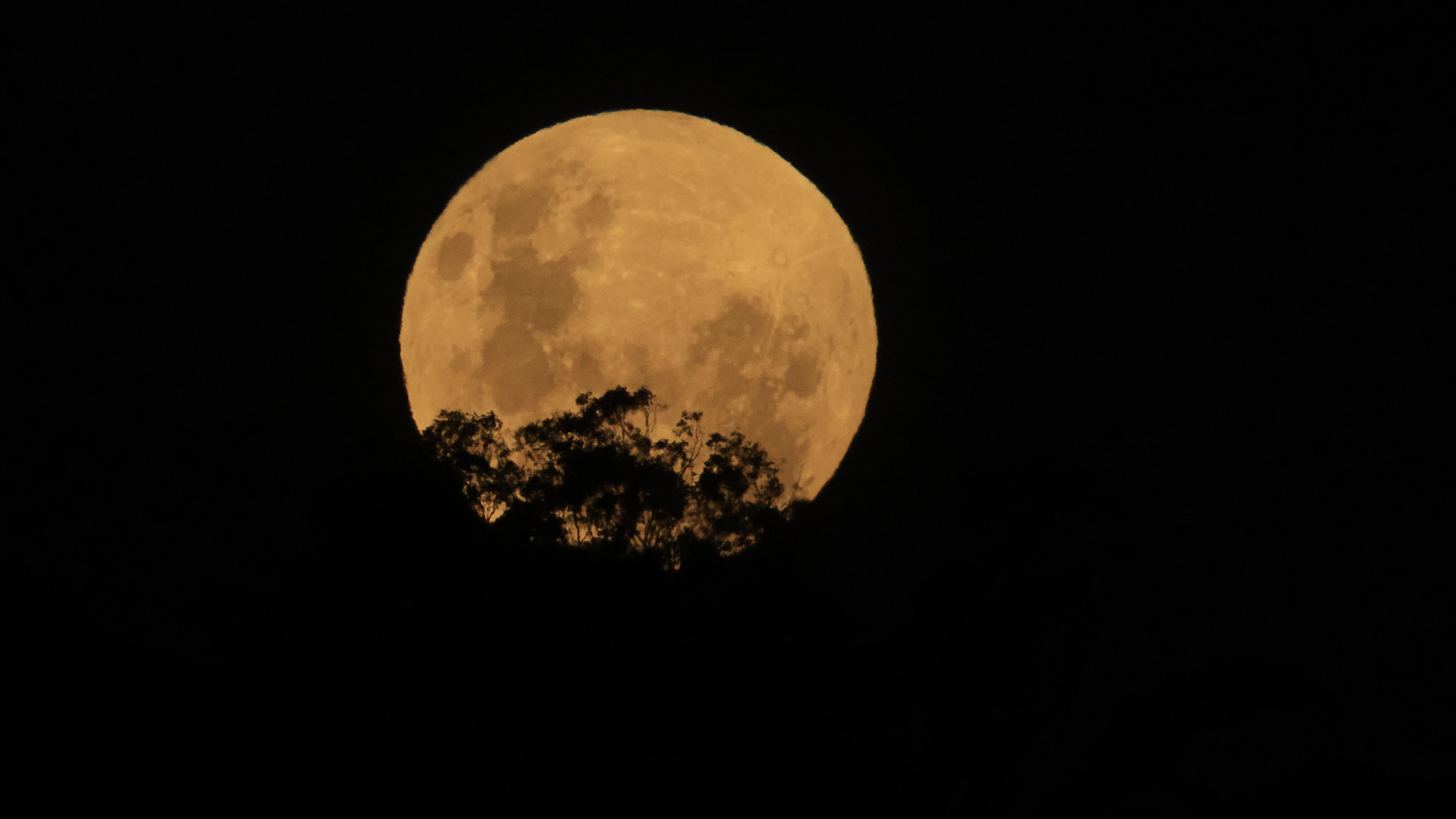 A lua cheia de 26 de maio de 2021, vista de Rylstone, Austrália.