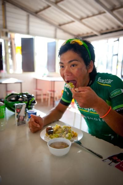 Arashiro Yukiya (Europe car) eats breakfast