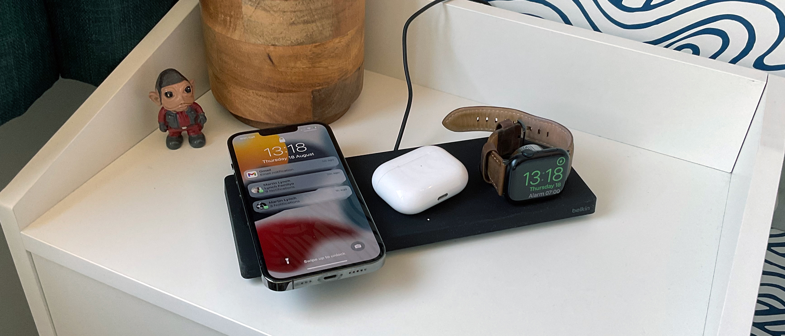 Belkin BOOST↑CHARGE™ 3-in-1 Wireless Charger for iPhone + Apple Watch +  AirPods - Black - Business - Apple (UK)