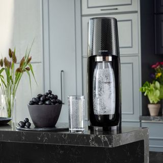 kitchen with black countertop and fruit bowl black sodastream
