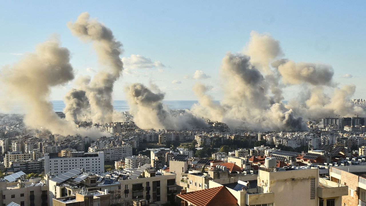 Smoke billows above Beirut&#039;s southern suburbs following an Israeli airstrike just one day before a ceasefire was announced