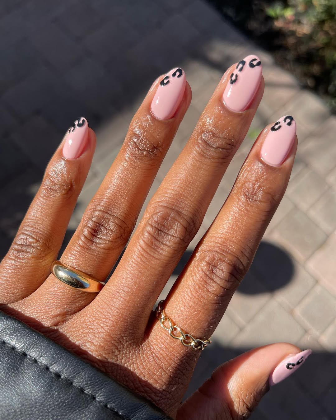 minimalistic nail art