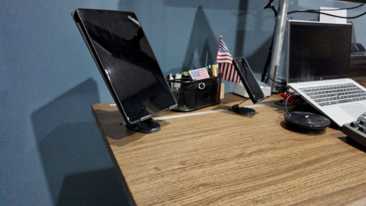 Vari | Electric Standing Desk with TechTrack