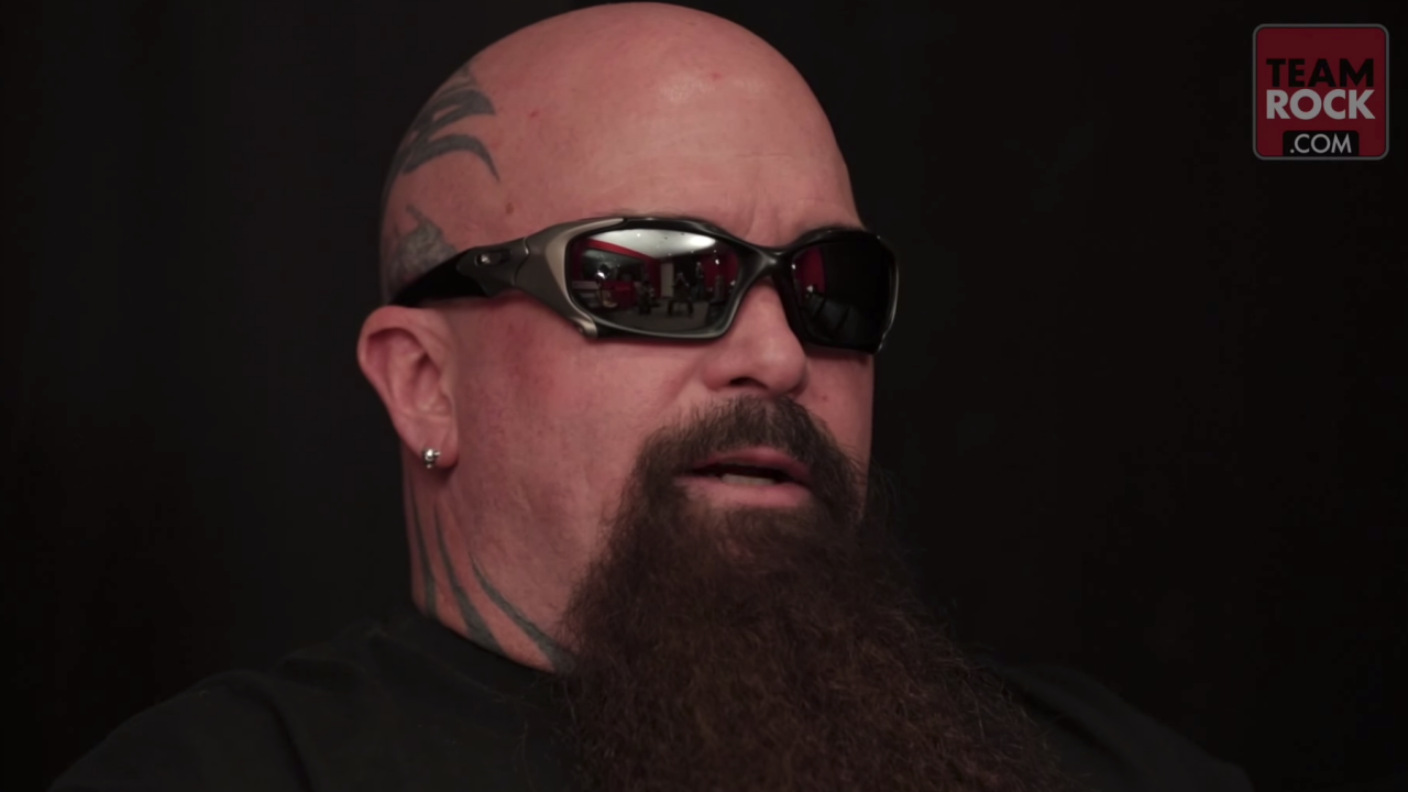 Slay king перевод. Керри Кинг Slayer. Kerry King очки. Керри Кинг рост. Керри Кинг в очках.