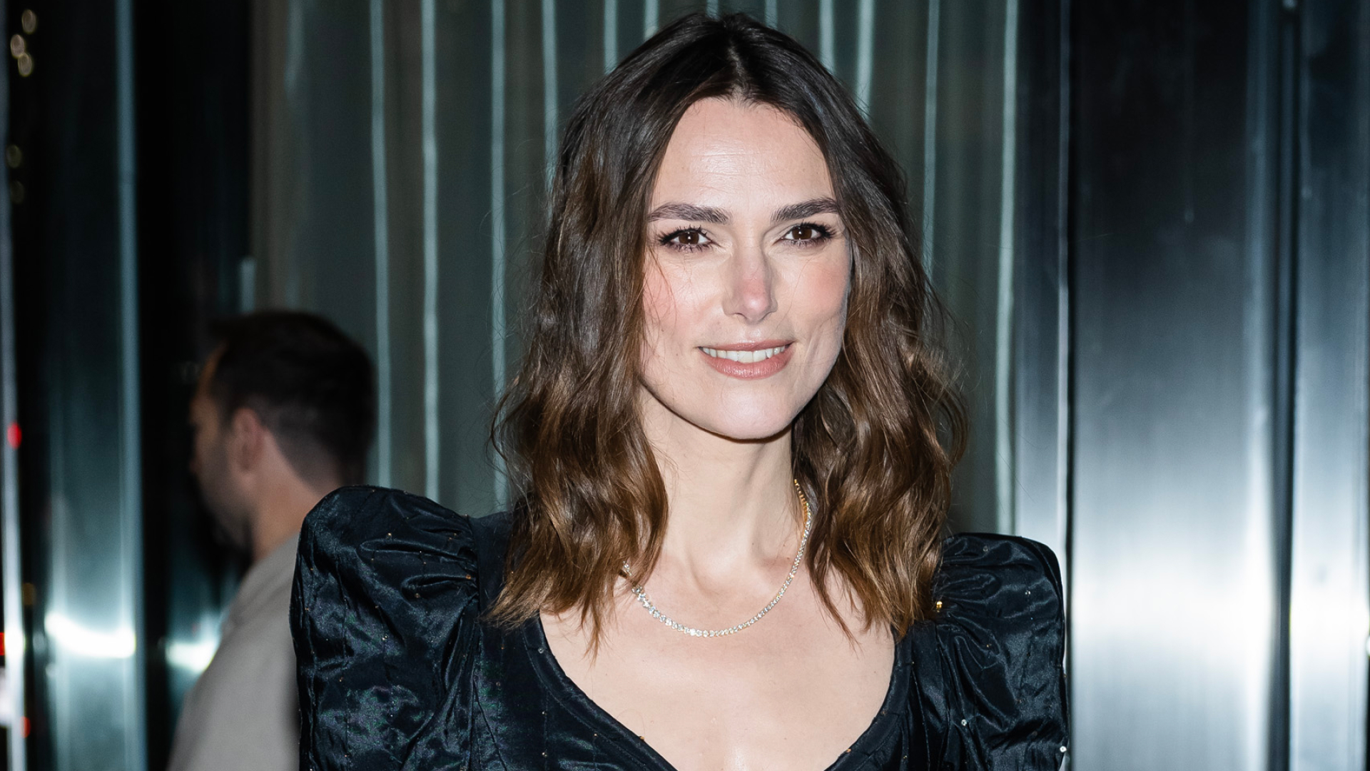 Keira Knightley wearing a lob hairstyle with light brown ends.