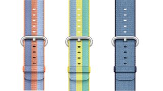 Ett par färgglada armband till Apple Watch är uppradade mot en vit bakgrund.