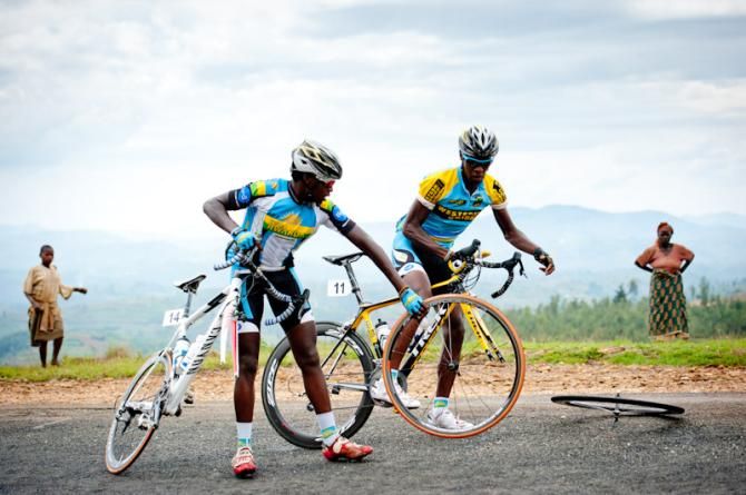 Adrien Niyonshuti (Team Rwanda Karisimbi) stoped with a flat tire