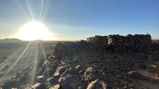 Gros plan sur l'une des tombes en forme de pendentif situées à côté d'une allée funéraire.