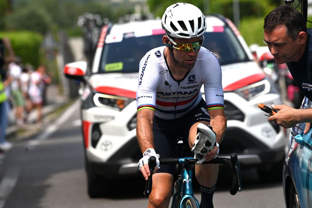 CAORLE ITALY MAY 24 Mark Cavendish of The United Kingdom and Astana Qazaqstan Team assisted by a mechanic due to a shoe problem during the the 106th Giro dItalia 2023 Stage 17 a 197km stage from Pergine Valsugana to Caorle UCIWT on May 24 2023 in Caorle Italy Photo by Tim de WaeleGetty Images