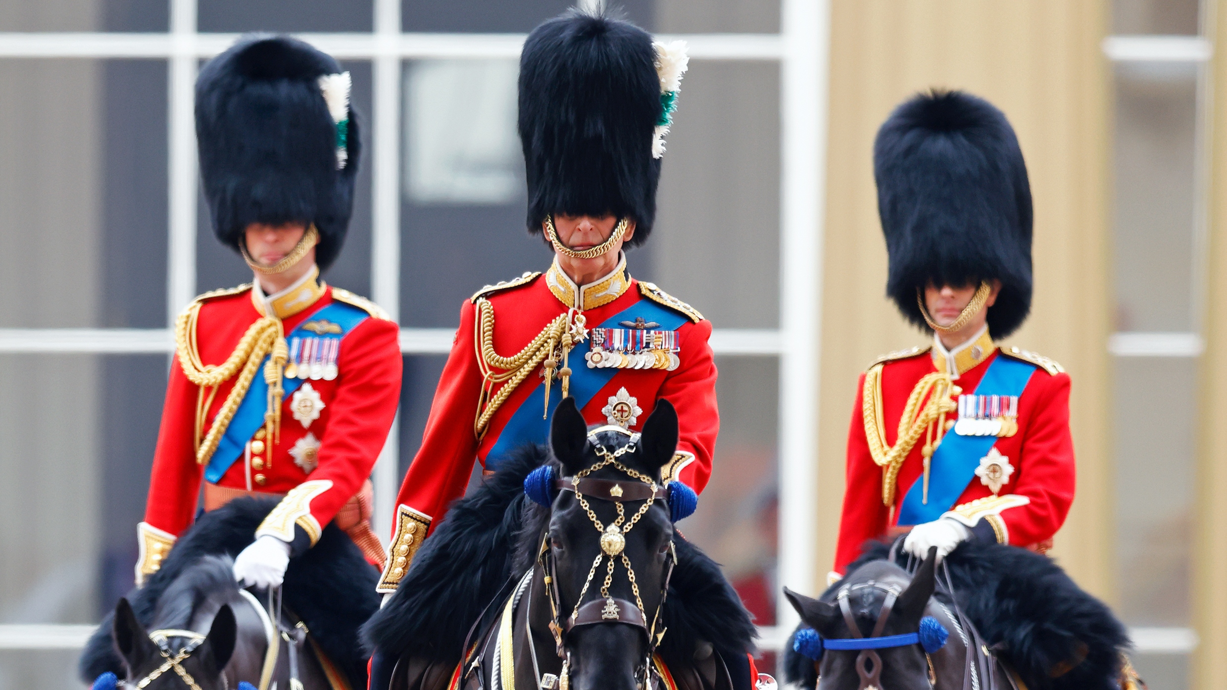 Král Charles III (C), princ William (L) a princ Edward (R) odjíždějí Buckinghamský palác na koni, aby se zúčastnili vojskové barvy 17. června 2023