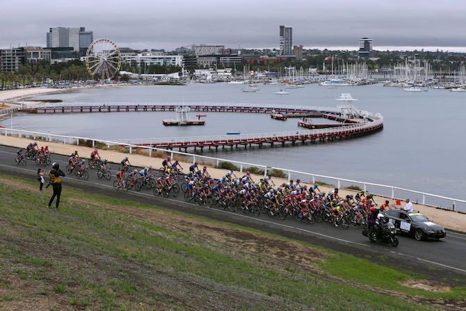 The bunch leaves Geelong at the start of the 2020 women&rsquo;s Cadel Evans Great Ocean Road Race