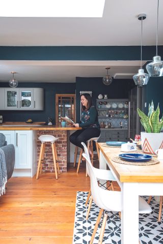 kitchen diner with brick effect wallpaper on the island