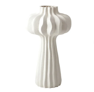 Sculptural vase in white.