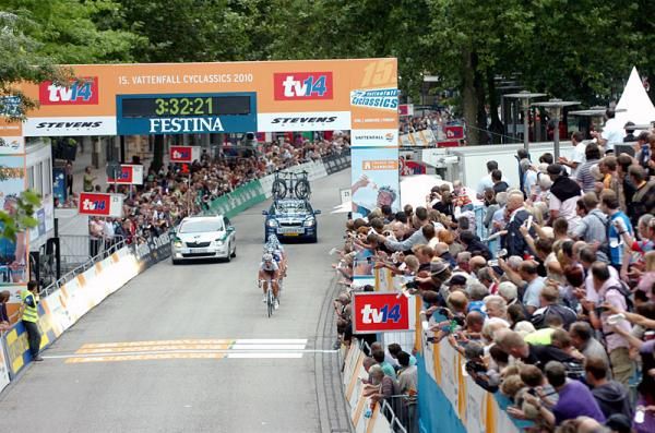 The break of the day rolls across the finish line, but they still have more than 1.5 hours of racing to go.