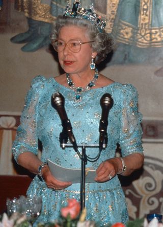 Queen Elizabeth II, wearing the Brazilian Aquamarine Parure Tiara, delivers a speech as President Boris Yeltsin looks on during a State Banquet